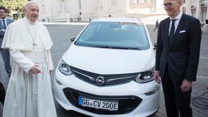 El Papa Francisco con el consejero delegado de Opel Karl-Thomas Neumann junto a un coche del modelo Ampera-e.