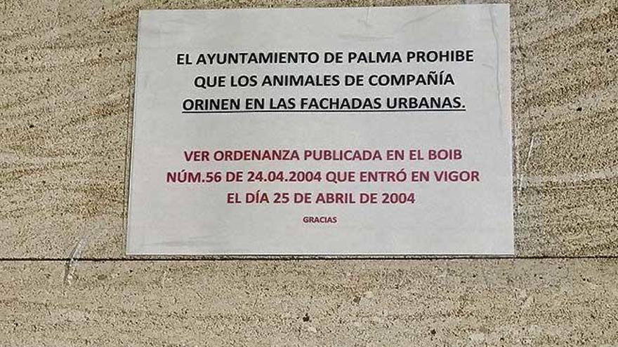 El mensaje a los dueños de perros, visible en un edificio.