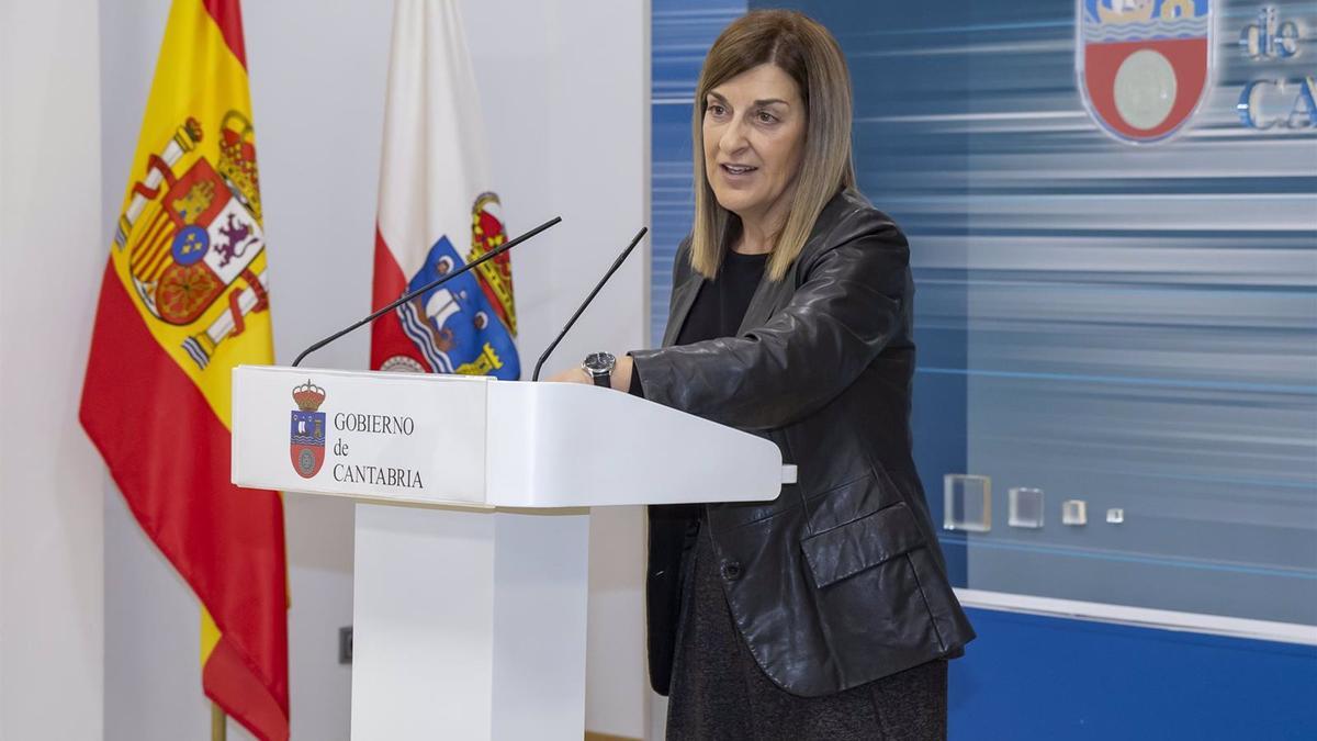 La presidenta de Cantabria, María José Sáenz de Buruaga, en rueda de prensa en el Gobierno.