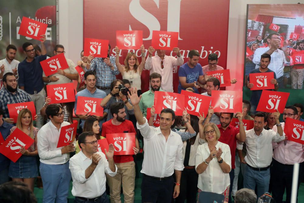 Pedro Sánchez concluye su jornada de campaña en Málaga con un mitin en la Facultad de Derecho de la universidad malagueña.