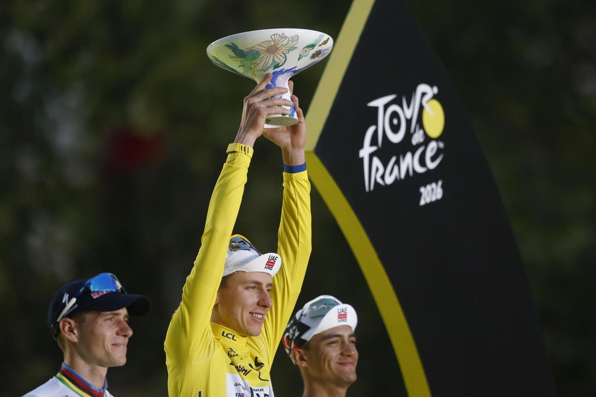Pogacar, en el podio de París tras ganar su quinto Tour.