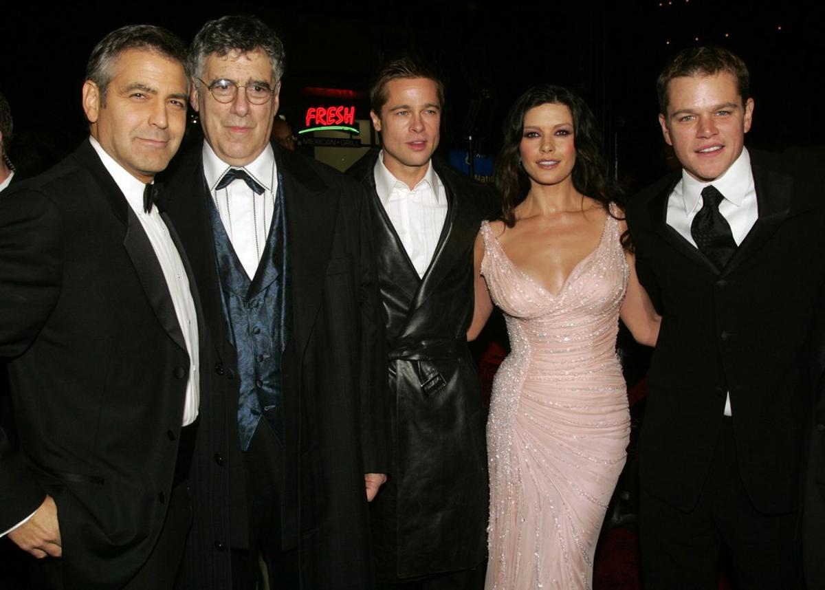 Con sus compañeros de ’Ocean’s’, de izquierda a derecha, George Clooney, Elliot Gould, Brad Pitt y Catherine Zeta-Jones, en diciembre del 2004.