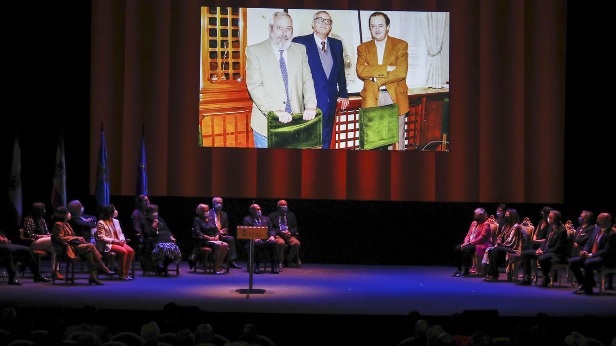 Entrega de honores y distinciones de Gijón en el teatro Jovellanos