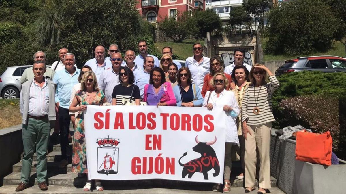 La peña taurina Dávila Miura arropa a su torero en Santander | M. A.