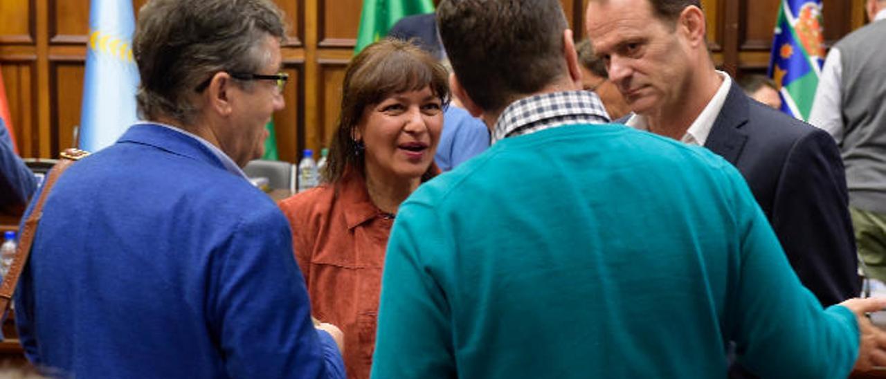 Juan Díaz (izquierda), Dunia González y Óscar Hernández hablan con Poli Suárez, de espalda, ayer en el Cabildo.