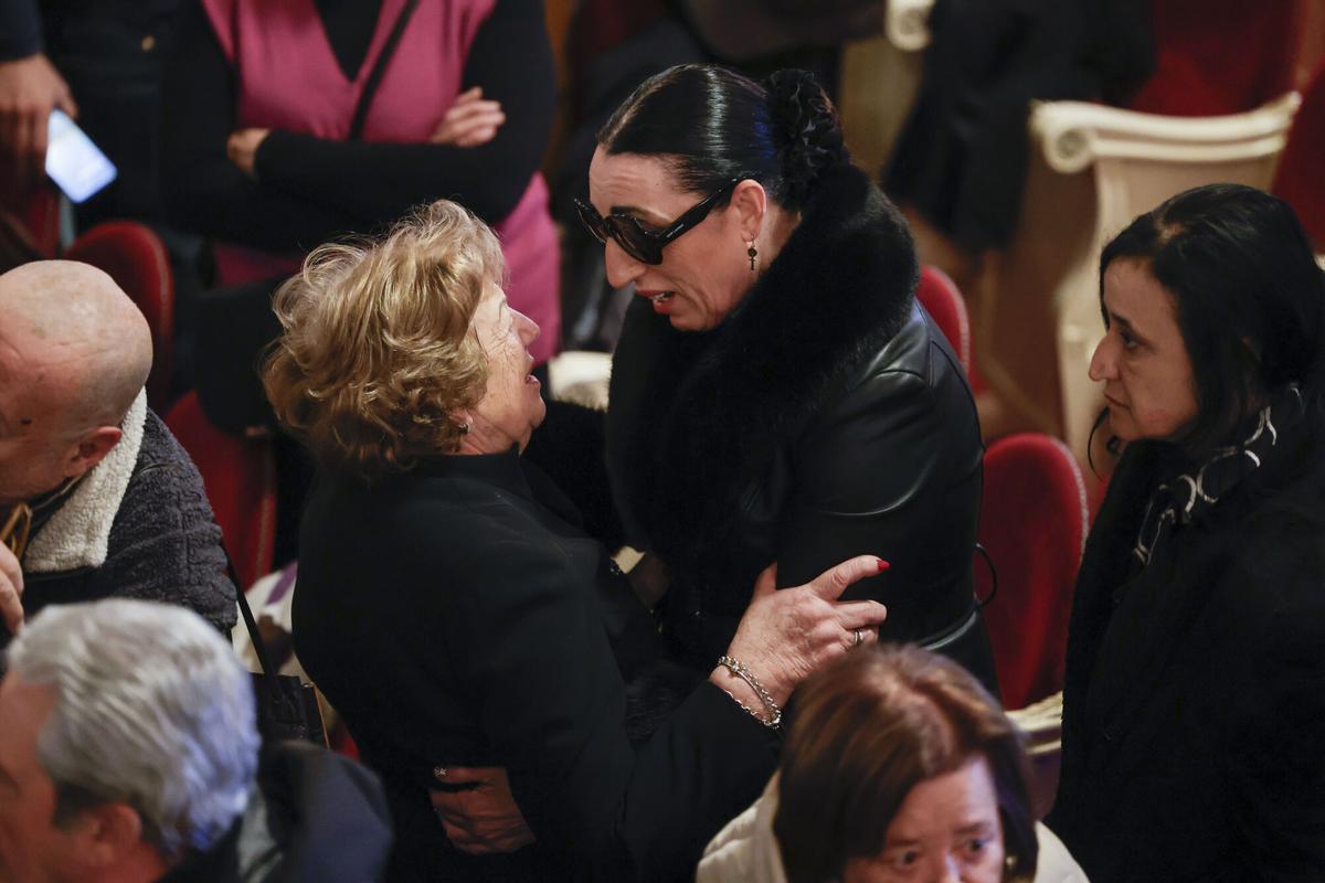 La actriz Rossy de Palma (c) asiste a la capilla ardiente de la actriz Marisa Paredes en el Teatro Español en Madrid este miércoles. Paredes falleció a los 78 años este martes, 17 de diciembre. EFE/Zipi