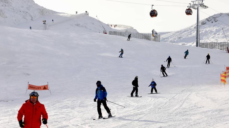 Pajares estrena la temporada con un millar de esquiadores: "Había muchas ganas"