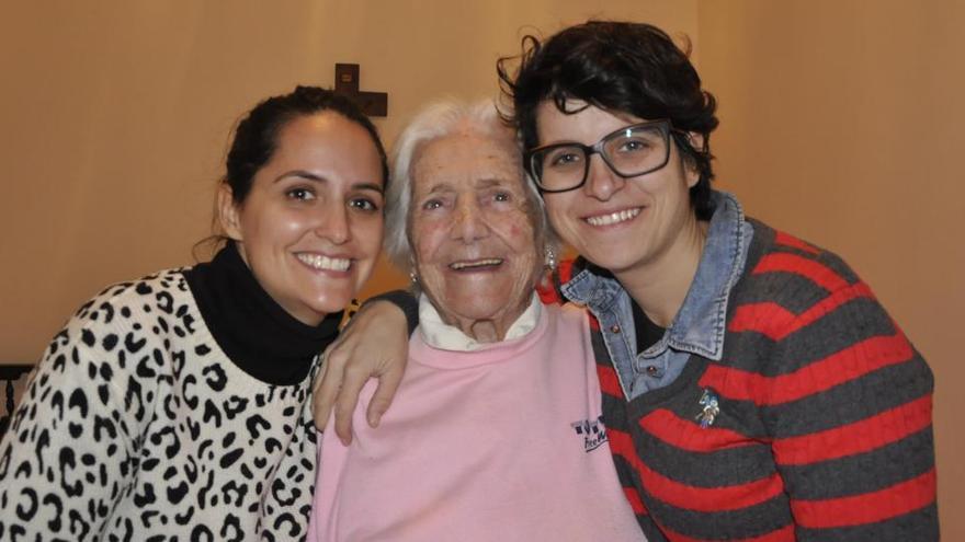 Encarna Hernández, con las hermanas Sara y Raquel Barrera
