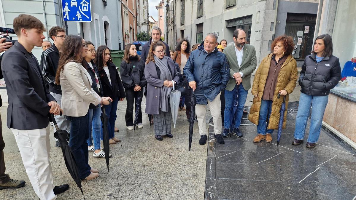 La consejera Del Arco, acompañada de representantes de la Mancomunidad Cinco Villas, ayer, en Pravia.