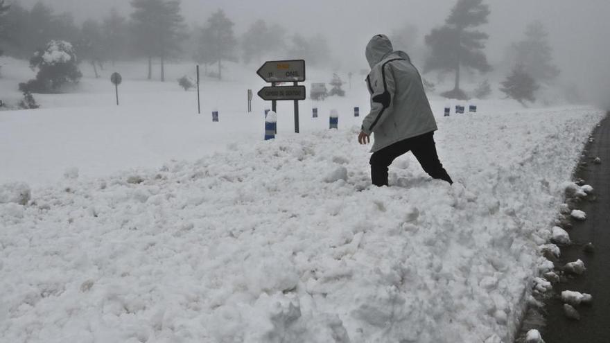 Nieve en la carretera de Onil, ayer.