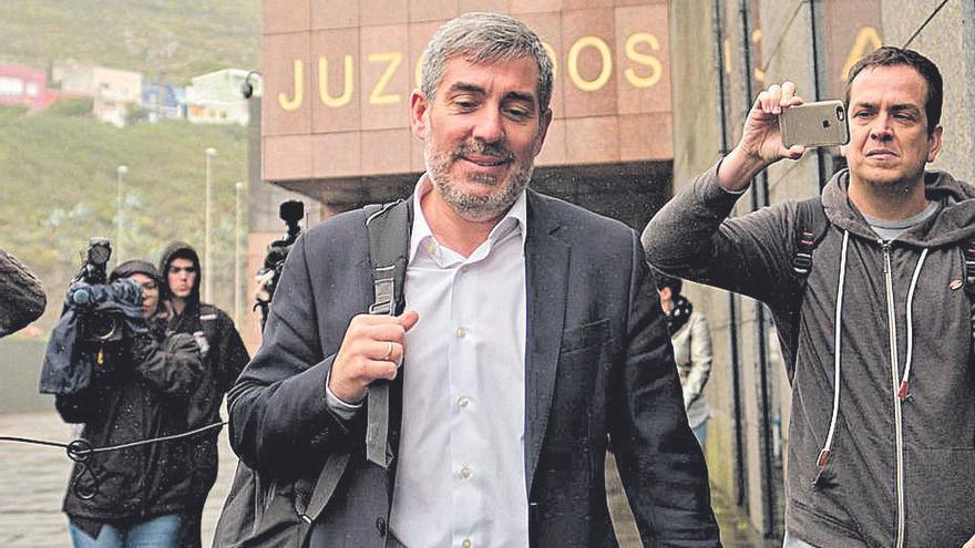 Fernando Clavijo sale de los Juzgados de La Laguna tras declarar en la fase de instrucción.