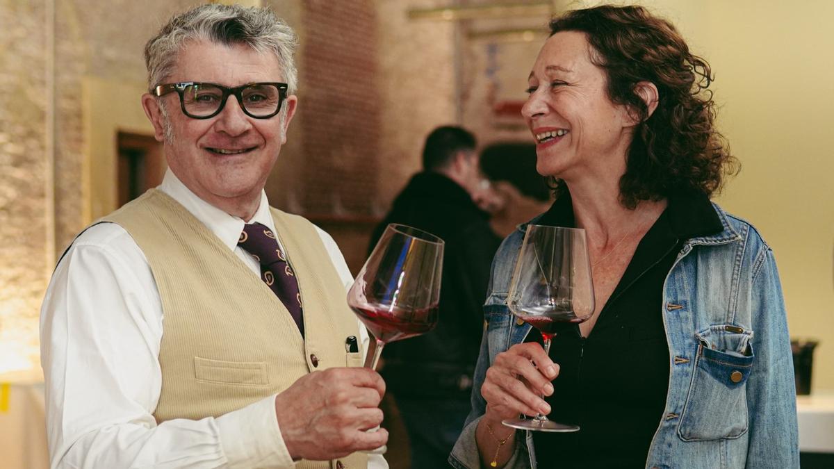 Marc y Emma Bournazeau, propietarios de la bodega Terra Remota, durante una presentación de sus vinos en Barcelona el pasado 13 de abril.
