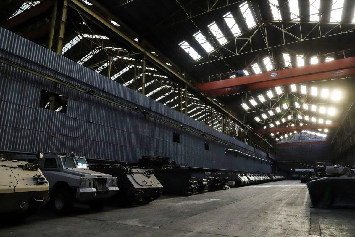 Líneas de tanques Leopard 1 de fabricación alemana en un hangar de OIP Land Systems SA en Tournai, Bélgica