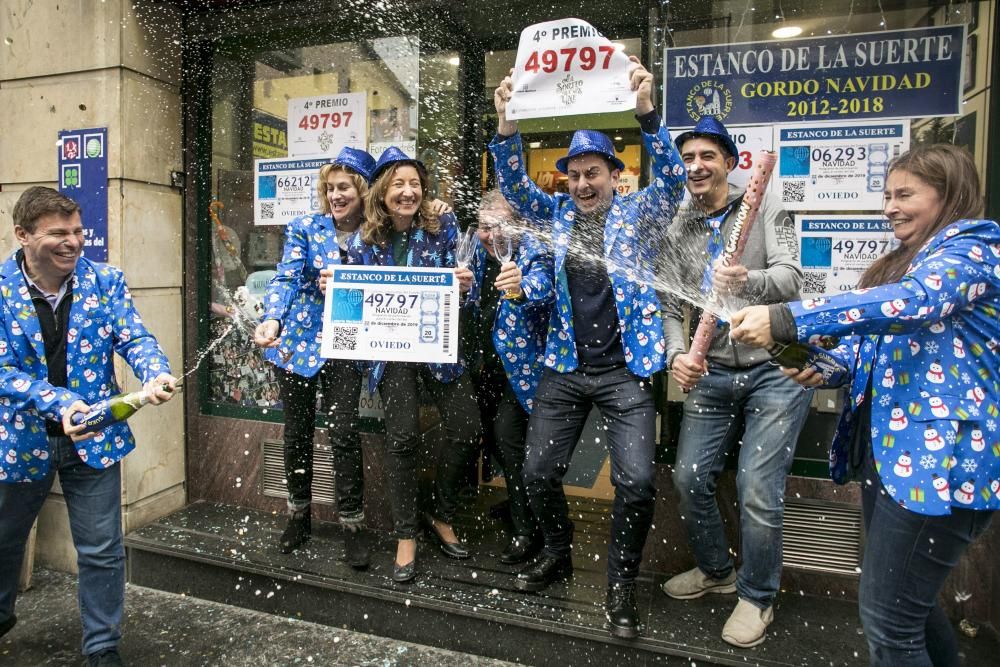 Celebración en el "Estanco de la Suerte" de Oviedo