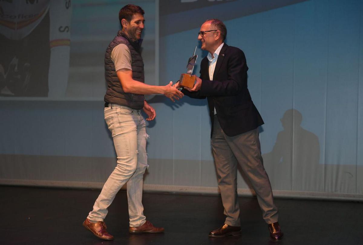 Damián Ramos recibe el premio de las manos de Juan Carlos Da Silva. | | G. B./R. A.