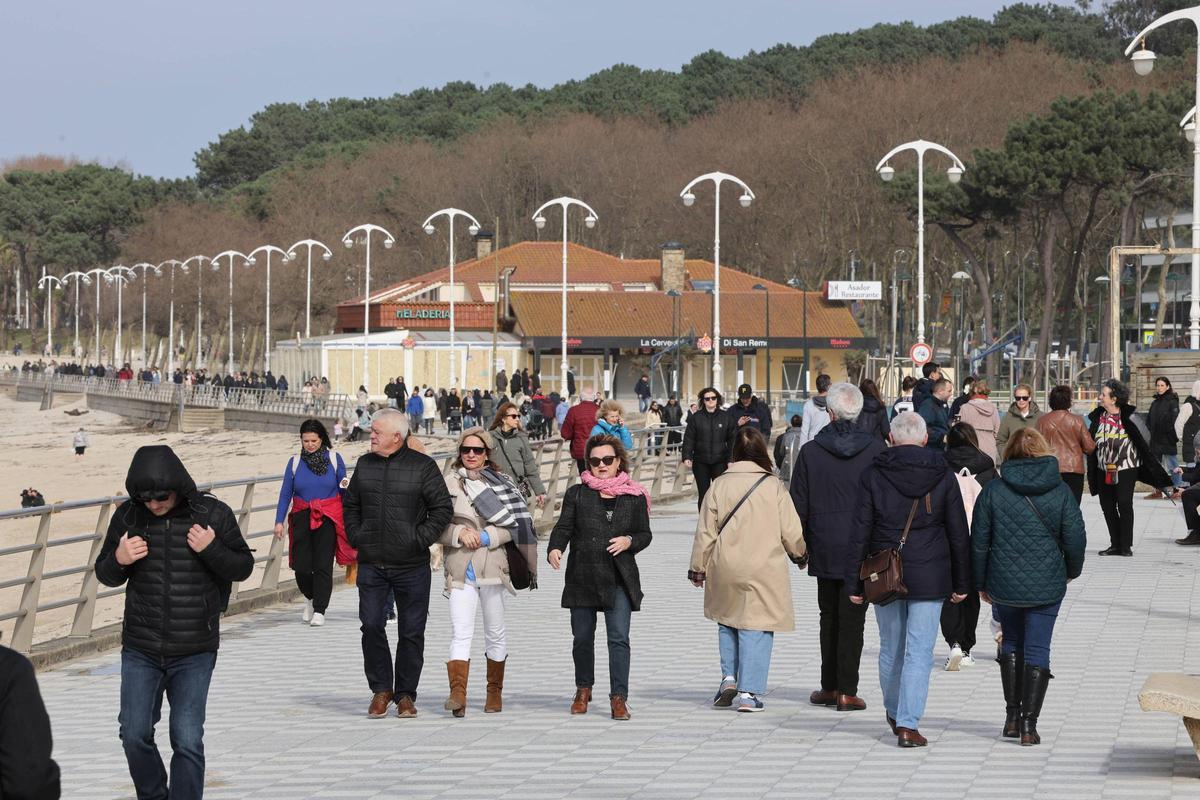 Vecinos de la ciudad paseando por Samil.