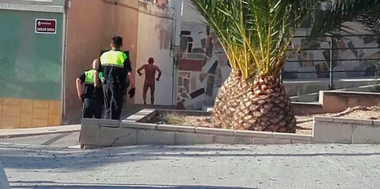 Expectación en Aspe por un hombre que se pasea desnudo