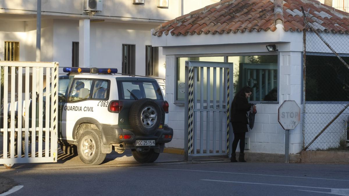 Un vehículo de la Guardia Civil accede a la cárcel de Castelló.