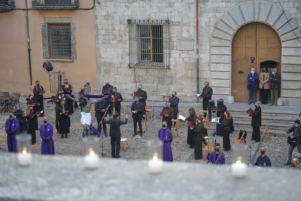 Girona viu el Divendres Sant amb l'acte de la Veneració de la Creu