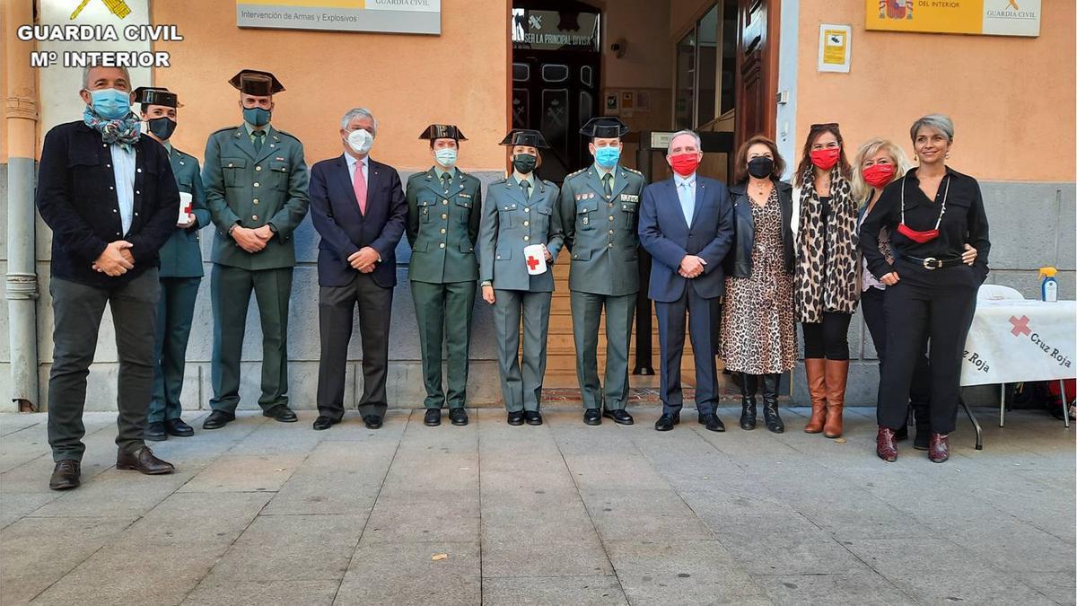 Miembros de la Guardia Civil y de Cruz Roja en la puerta de la Comandancia de Alicante.