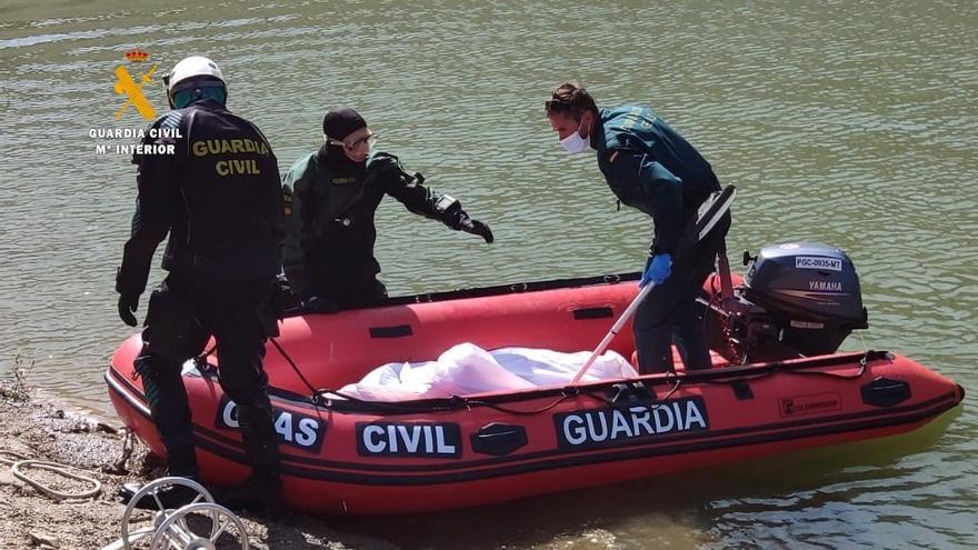 Buzos y agentes de la Guardia Civil recuperan el cuerpo con ayuda de una zodiac