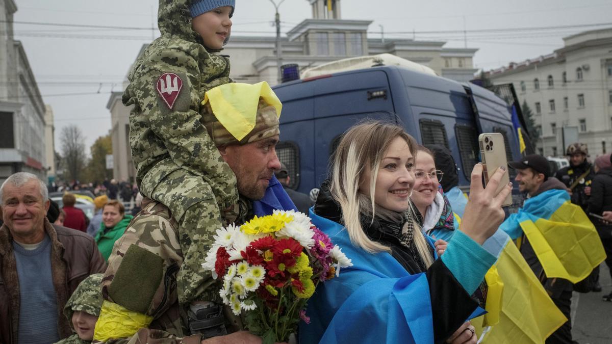 UKRAINE-CRISIS/KHERSON-CELEBRATION