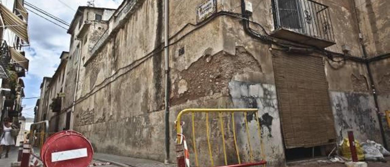 Cocentaina pide permiso al Consell para reparar el tramo de muralla adosado a una casa