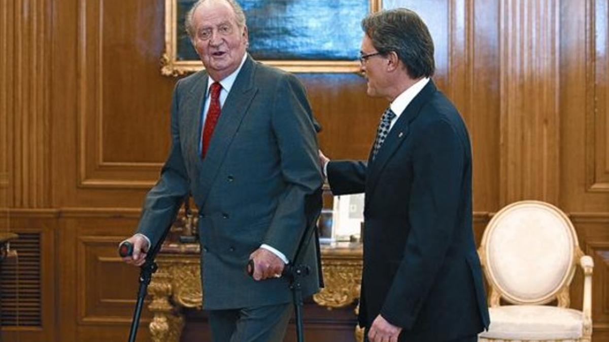 Juan Carlos y Artur Mas, ayer, en el Salón de Audiencias de la Zarzuela, se dirigen a otra estancia donde mantuvieron la reunión.