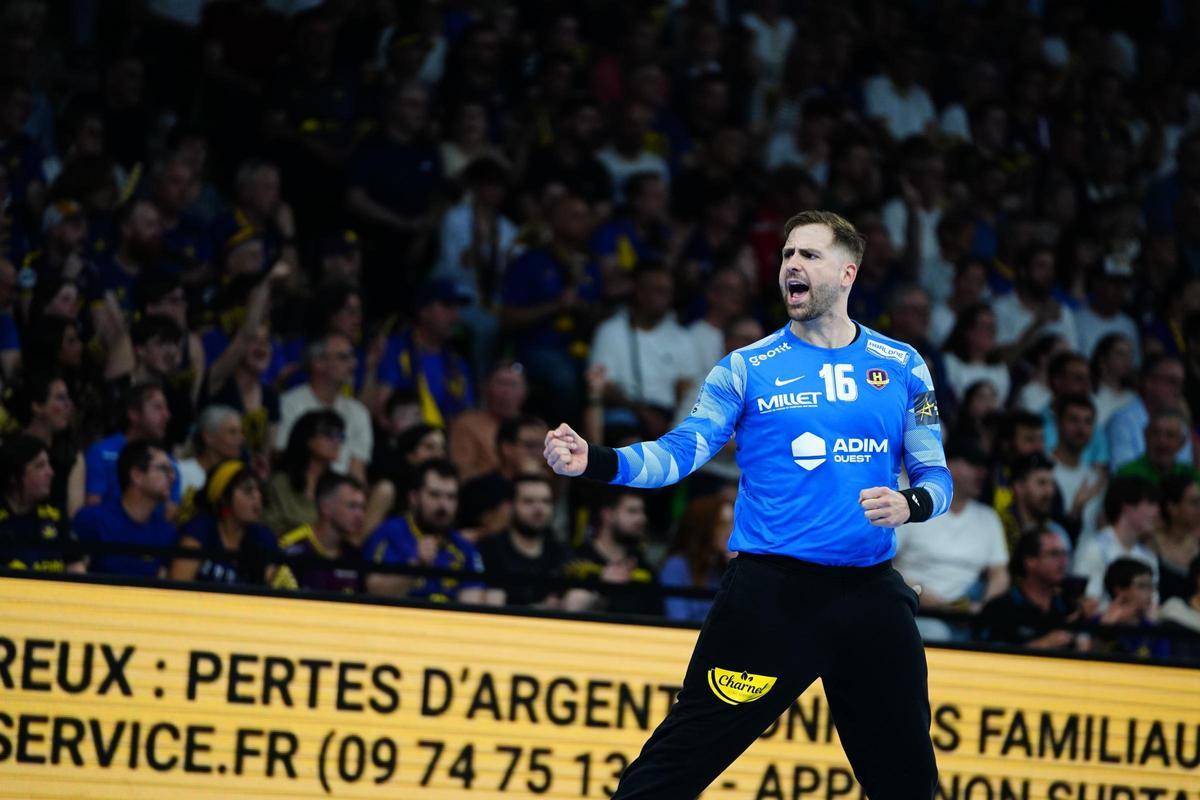 Biosca celebra una acción durante el partido