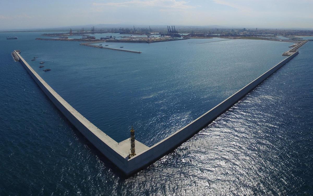 Dique de abrigo en la ampliación norte del puerto de València.