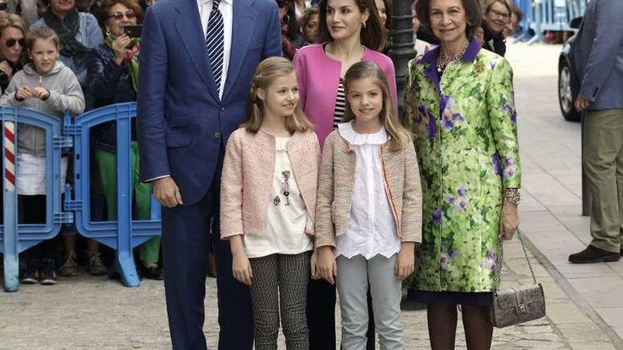 Felipe VI, Letizia, Leonor y Sofía, con la Reina Sofía. // Efe