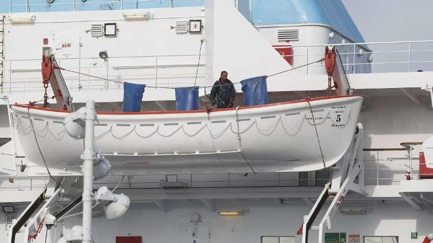 Una barca de salvamento del crucero.