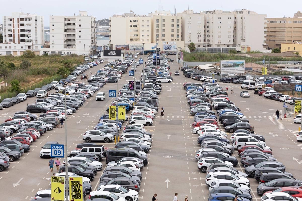 Todas las imágenes del atasco que colapsa la ciudad de Ibiza