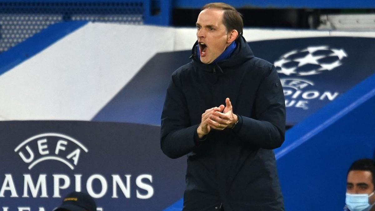 Tuchel da órdenes desde la banda de Stamford Bridge