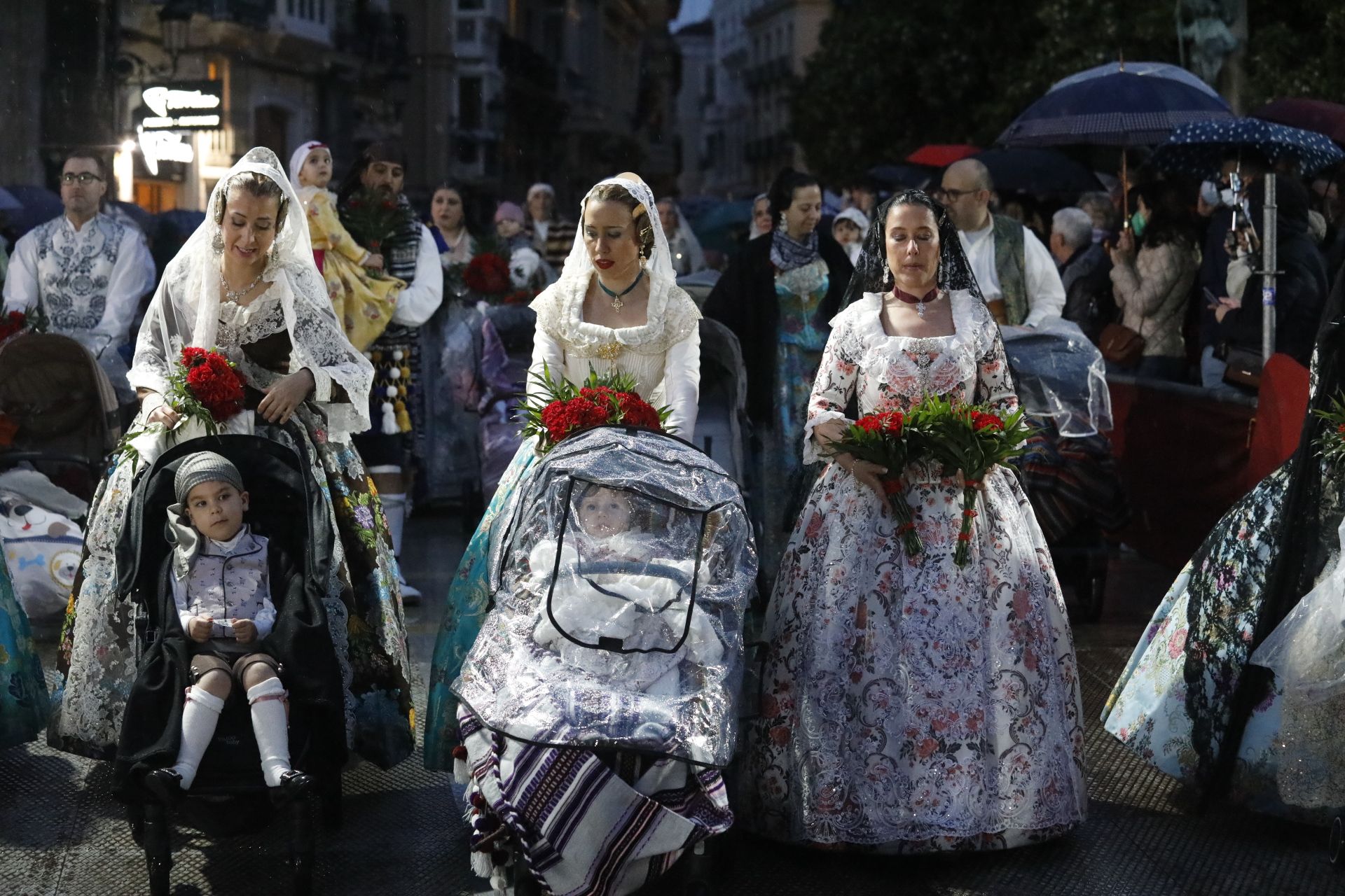 Búscate en el primer día de ofrenda por la calle de la Quart (entre las 19:00 a las 20:00 horas)