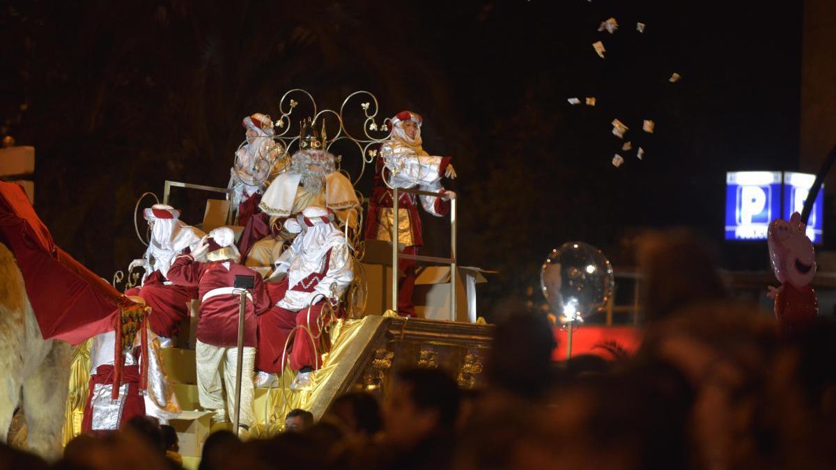 Melchor y sus pajes lanzan caramelos en la cabalgata de los Reyes Magos del 2020 en Cartagena.