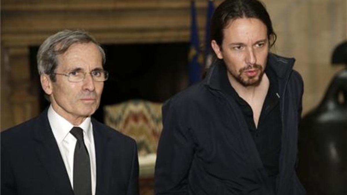 El líder de Podemos, Pablo Iglesias, junto al embajador de Francia en España, Yves Saint-Geours, antes de firmar en el libro de condolencias instalado en el vestíbulo de la residencia del embajador, en Madrid, este sábado.