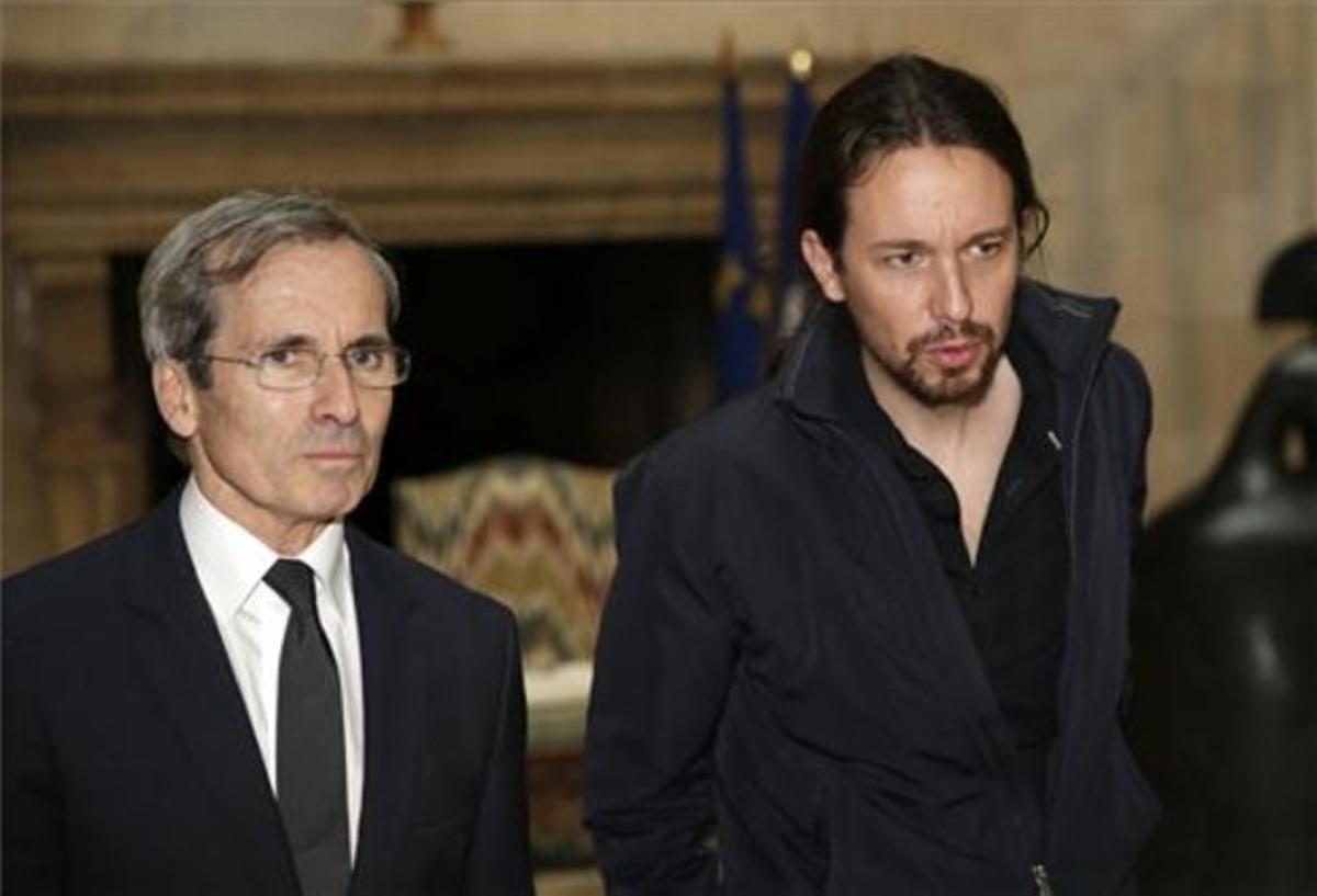 El líder de Podem, Pablo Iglesias, amb l’ambaixador de França a Espanya, Yves Saint-Geours, abans de firmar al llibre de condol instal·lat al vestíbul de la residència de l’ambaixador, a Madrid, aquest dissabte.