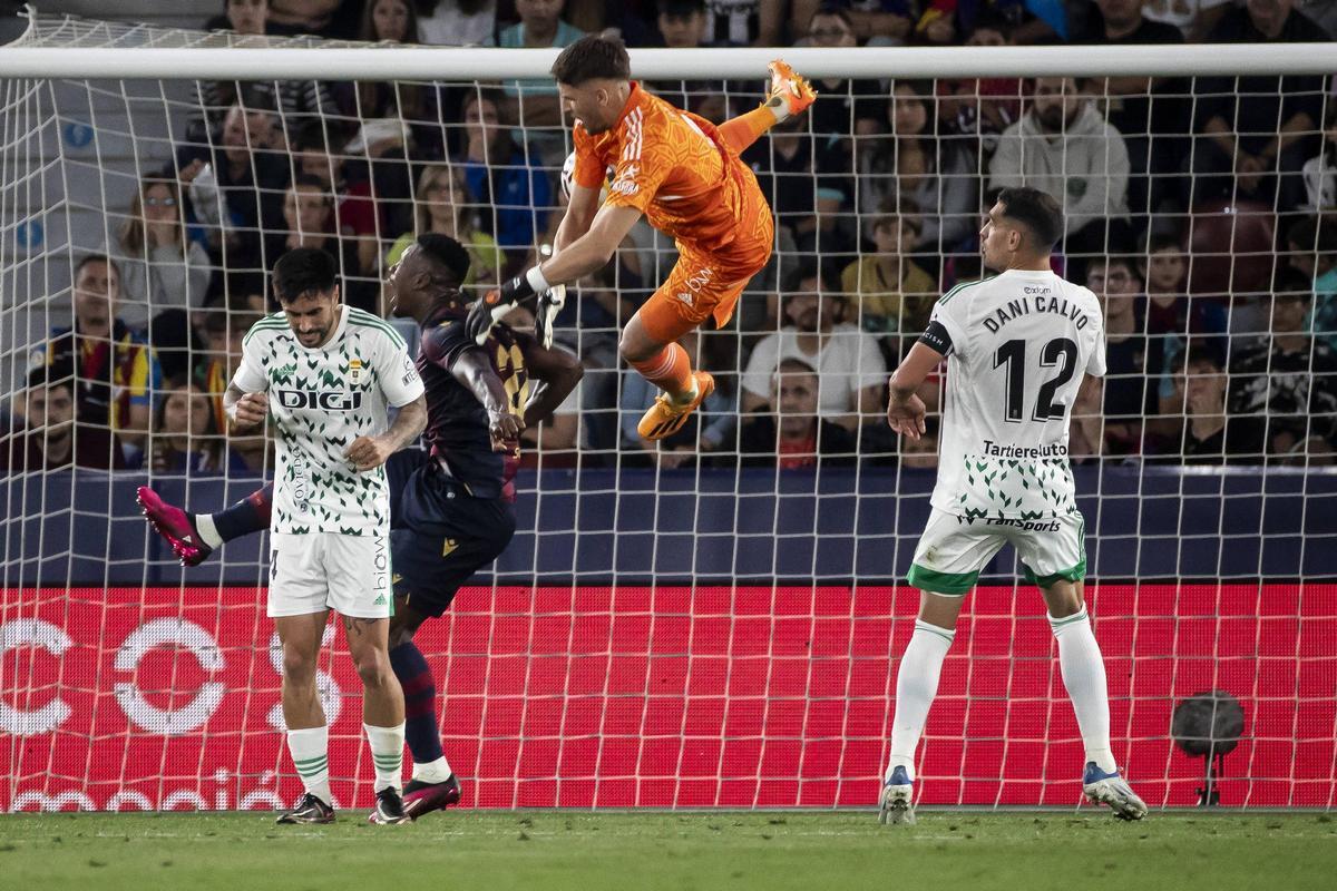 EN IMÁGENES: Así fue el encuentro entre el Real Oviedo y el Levante EN IMÁGENES: Así fue el encuentro entre el Real Oviedo y el Levante