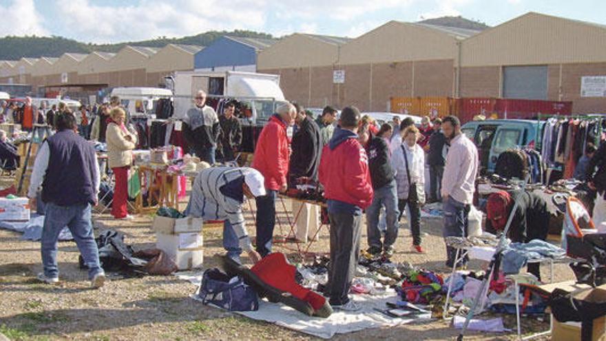 En Son Bugadelles, se celebra semanalmente otro mercadillo.