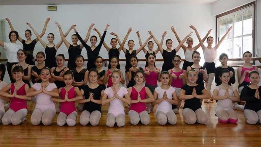 El grupo de alumnos de la Escuela Maite Quiñones, de Cangas, en los ensayos de ayer. // Gonzalo Núñez