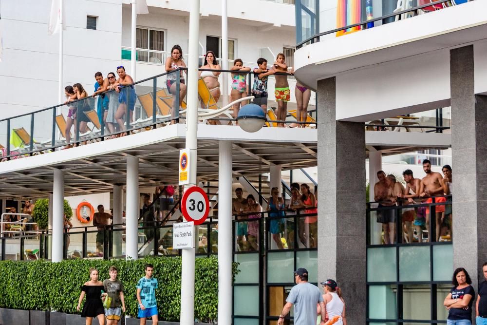 Las Kellys protestan frente al hotel Rambla de Benidorm