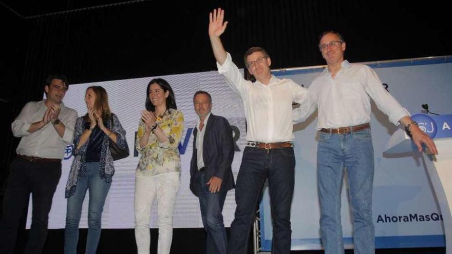 Alonso, por la derecha, Feijóo, Agustín Hernández, Paula Prado, Marta González y Diego Calvo.