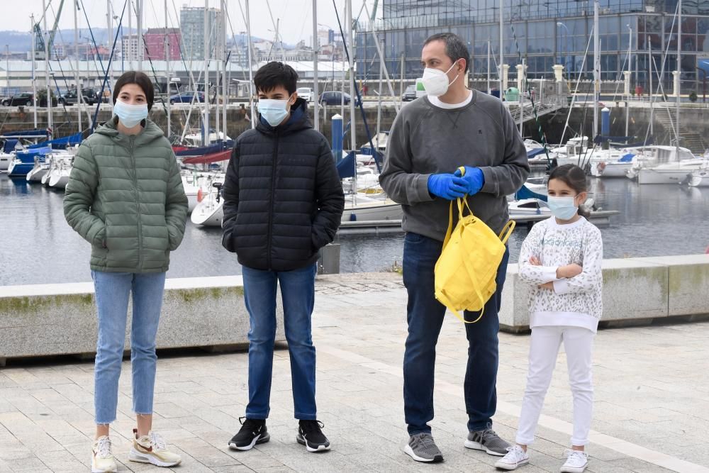 Primera salida de los niños a la calle en Coruña