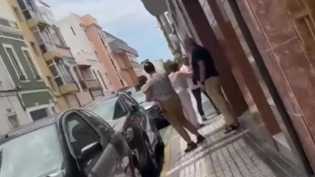 Imagen del vídeo en el que se puede ver la agresión a un hombre de 75 años en Las Palmas de Gran Canaria.