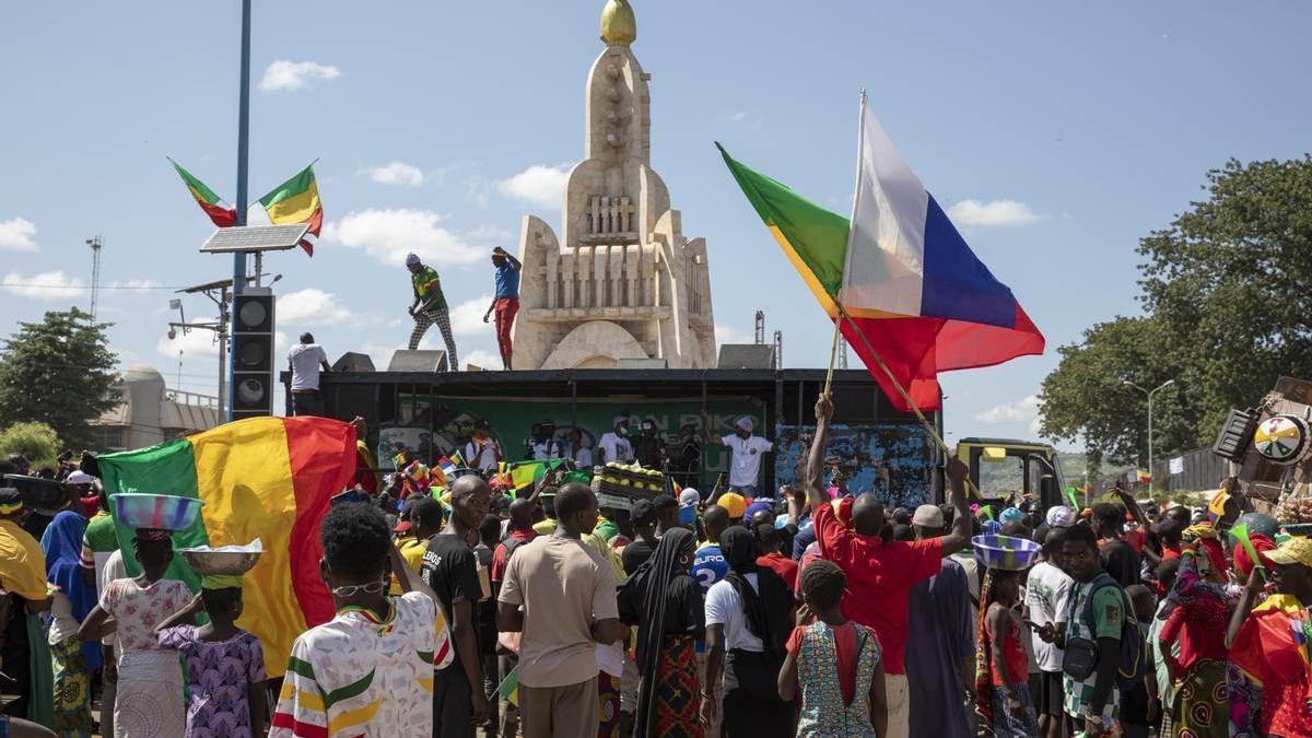 Un hombre ondea una bandera rusa durante una protesta contra Naciones Unidas y Francia en Bamako, el pasado 22 de septiembre.