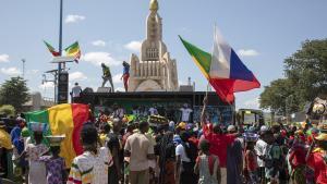 Un hombre ondea una bandera rusa durante una protesta contra Naciones Unidas y Francia en Bamako (Mali).