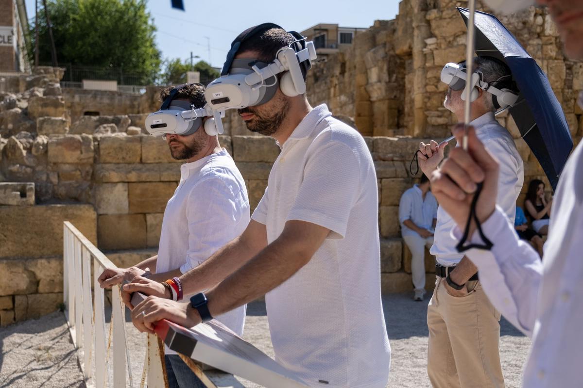 El alcalde de Tarragona, Rubñen Viñuales (izq.) y el concejal de Patrimonio, Nacho García, probando la nueva experiencia de realidad mixta en el Anfiteatro.