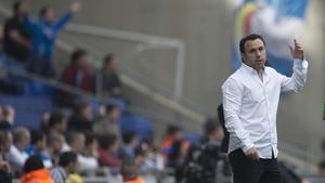 El entrenador del Espanyol Sergio González da instrucciones a sus jugadores durante un partido.
