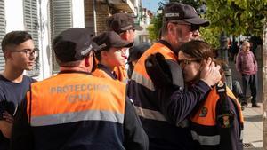 Miembros de Protección Civil se consuelan tras enterarse del hallazgo del cadáver de Laura Luelmo.